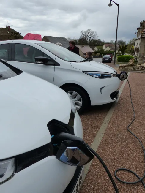 Voitures électriques en charge